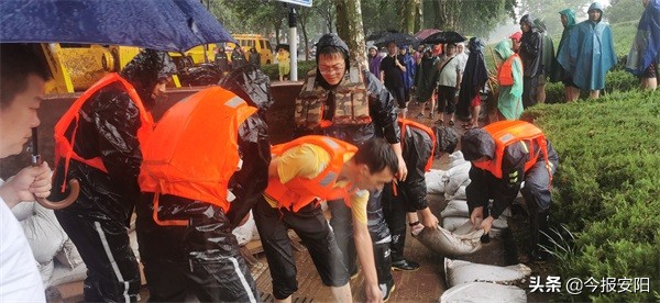 安陽(yáng)益和熱力集團(tuán)30人搶險(xiǎn)隊(duì)逆流而上，奮戰(zhàn)在抗洪一線(xiàn)